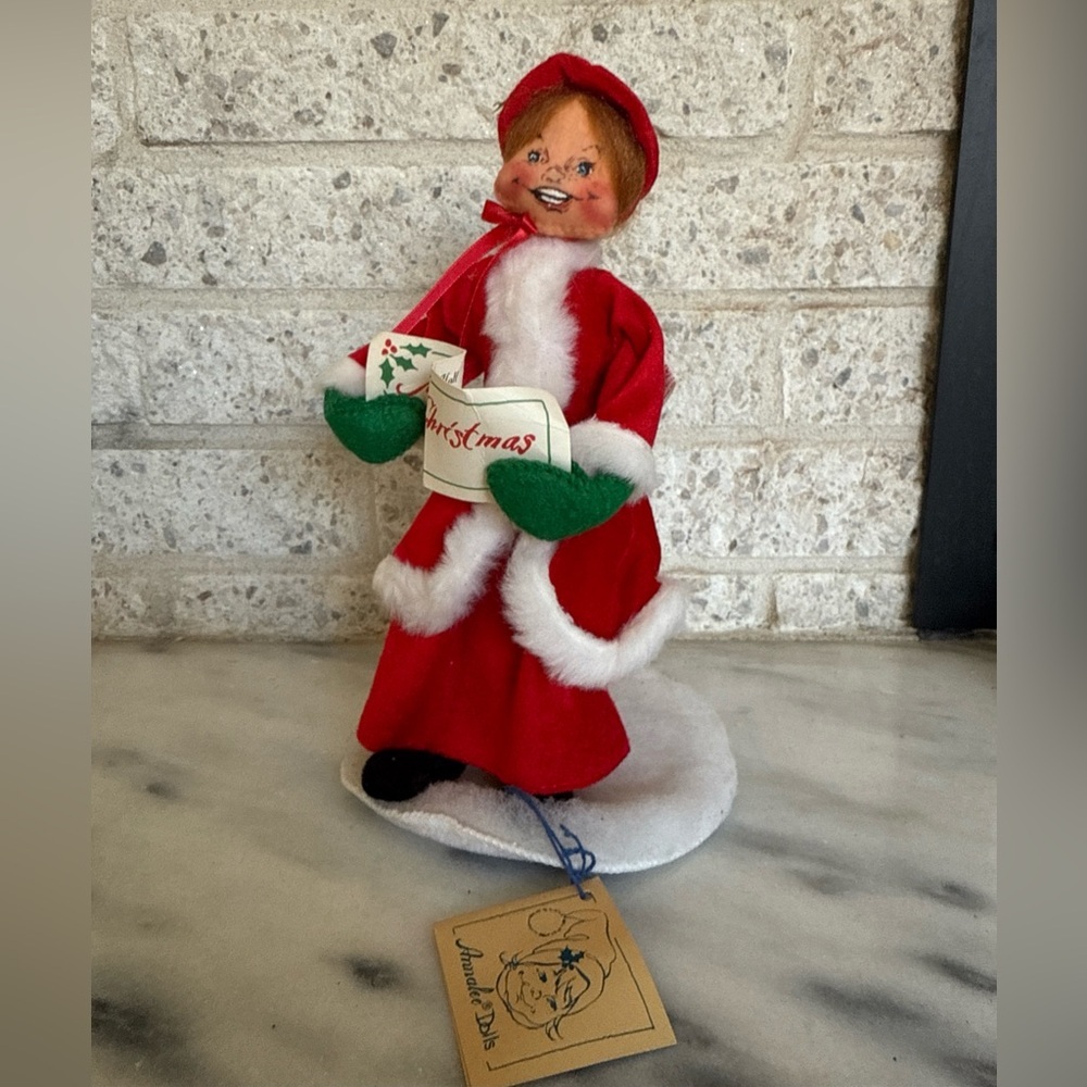 Vintage 1988 Annalee Doll 9” Caroler Woman